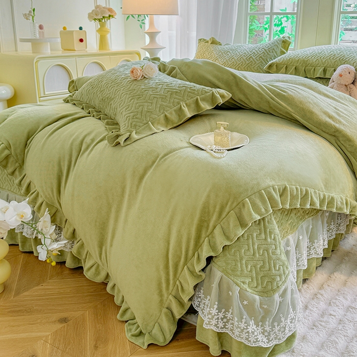 91家纺网 家纺一手货源 找家纺 优家居 2025秋冬高克重牛奶绒床盖夹棉床裙纯色蕾丝边花边刺绣法式公主风床罩夹棉床盖 清新绿