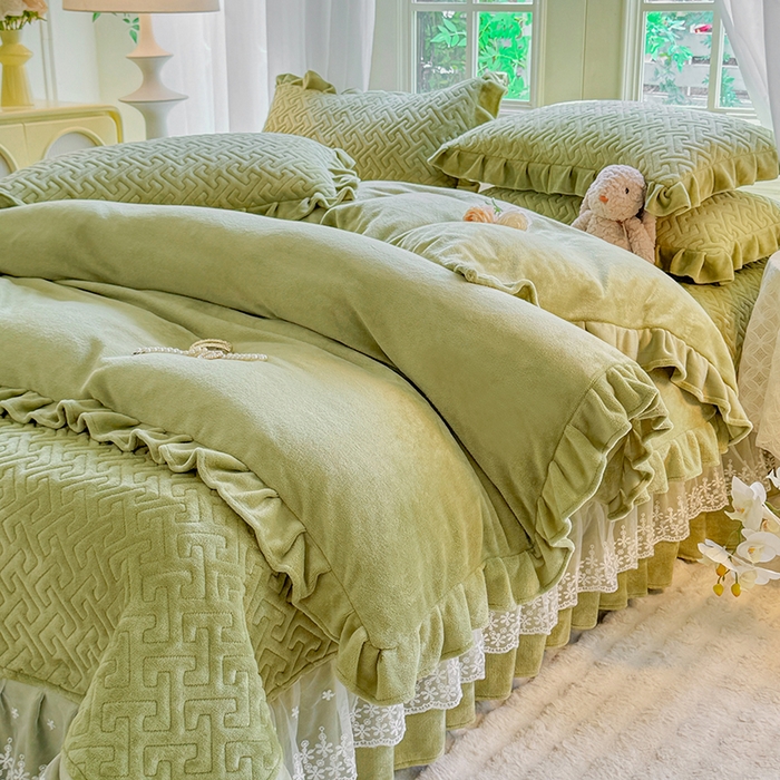 91家纺网 家纺一手货源 找家纺 优家居 2025秋冬高克重牛奶绒床盖夹棉床裙纯色蕾丝边花边刺绣法式公主风床罩夹棉床盖 清新绿