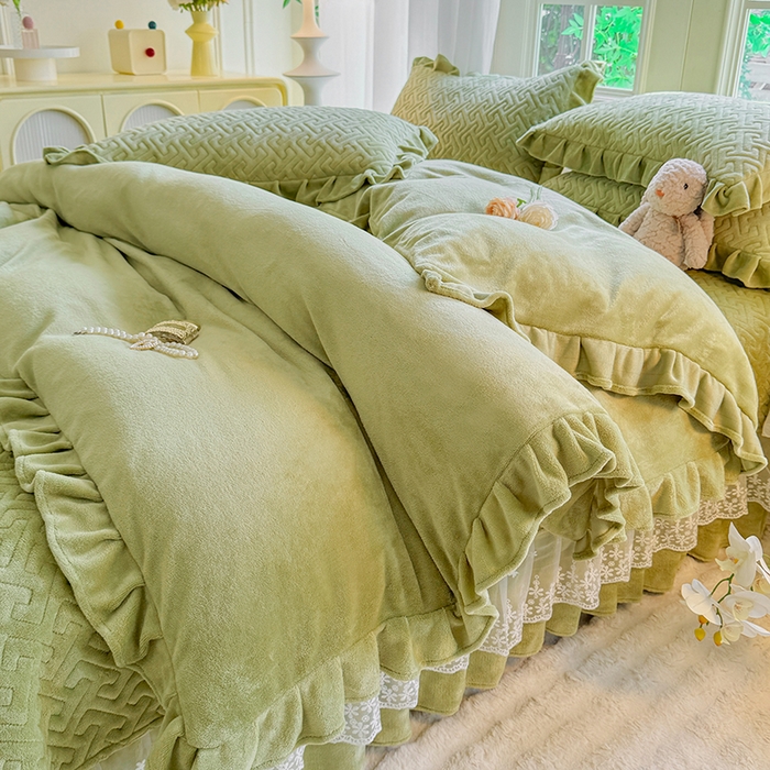 91家纺网 家纺一手货源 找家纺 优家居 2025秋冬高克重牛奶绒床盖夹棉床裙纯色蕾丝边花边刺绣法式公主风床罩夹棉床盖 清新绿