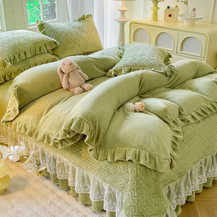 91家纺网 家纺一手货源 找家纺 优家居 2025秋冬高克重牛奶绒床盖夹棉床裙纯色蕾丝边花边刺绣法式公主风床罩夹棉床盖 清新绿