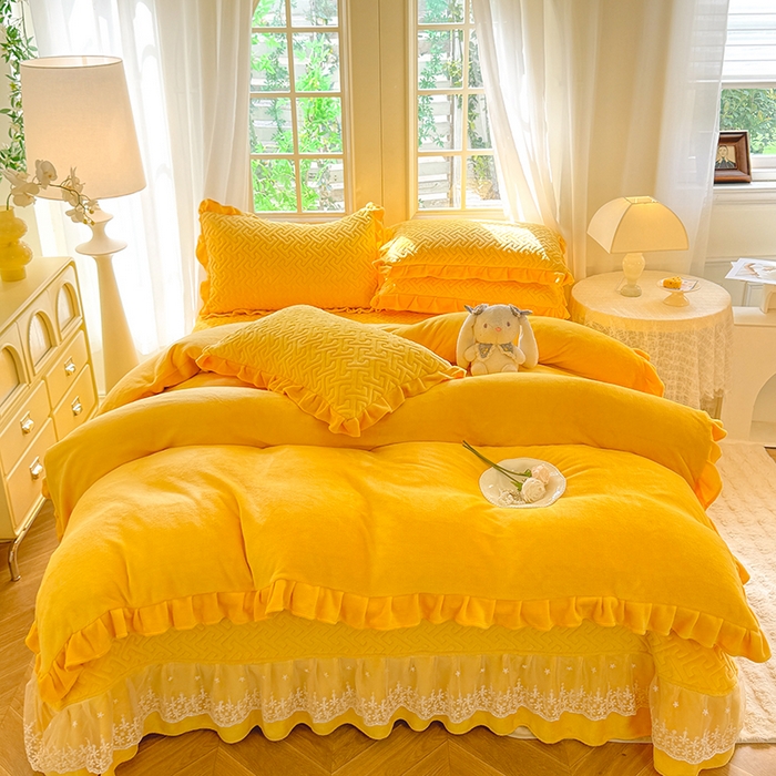 91家纺网 家纺一手货源 找家纺 优家居 2025秋冬高克重牛奶绒床盖夹棉床裙纯色蕾丝边花边刺绣法式公主风床罩夹棉床盖 奶酪黄