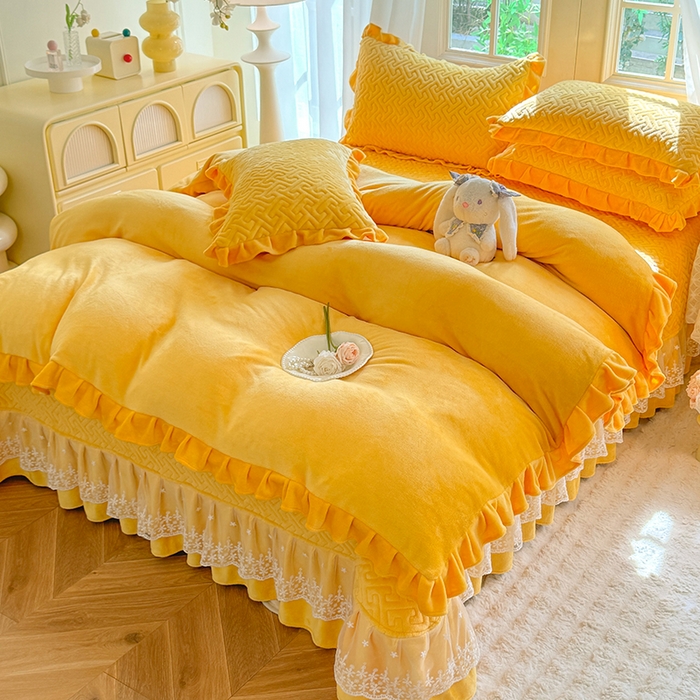 91家纺网 家纺一手货源 找家纺 优家居 2025秋冬高克重牛奶绒床盖夹棉床裙纯色蕾丝边花边刺绣法式公主风床罩夹棉床盖 奶酪黄