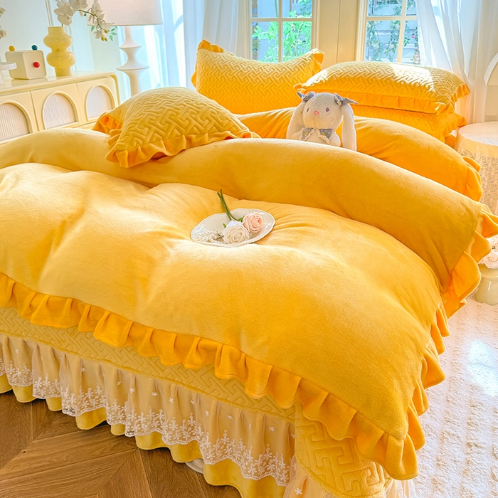 91家纺网 家纺一手货源 找家纺 优家居 2025秋冬高克重牛奶绒床盖夹棉床裙纯色蕾丝边花边刺绣法式公主风床罩夹棉床盖 奶酪黄