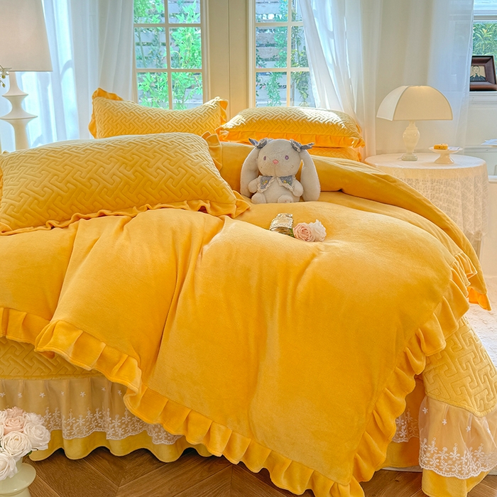 91家纺网 家纺一手货源 找家纺 优家居 2025秋冬高克重牛奶绒床盖夹棉床裙纯色蕾丝边花边刺绣法式公主风床罩夹棉床盖 奶酪黄