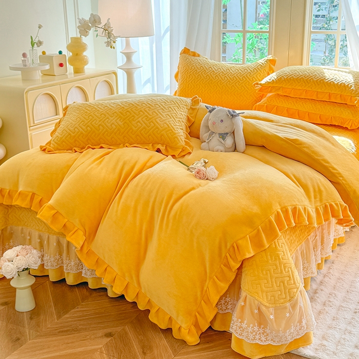 91家纺网 家纺一手货源 找家纺 优家居 2025秋冬高克重牛奶绒床盖夹棉床裙纯色蕾丝边花边刺绣法式公主风床罩夹棉床盖 奶酪黄