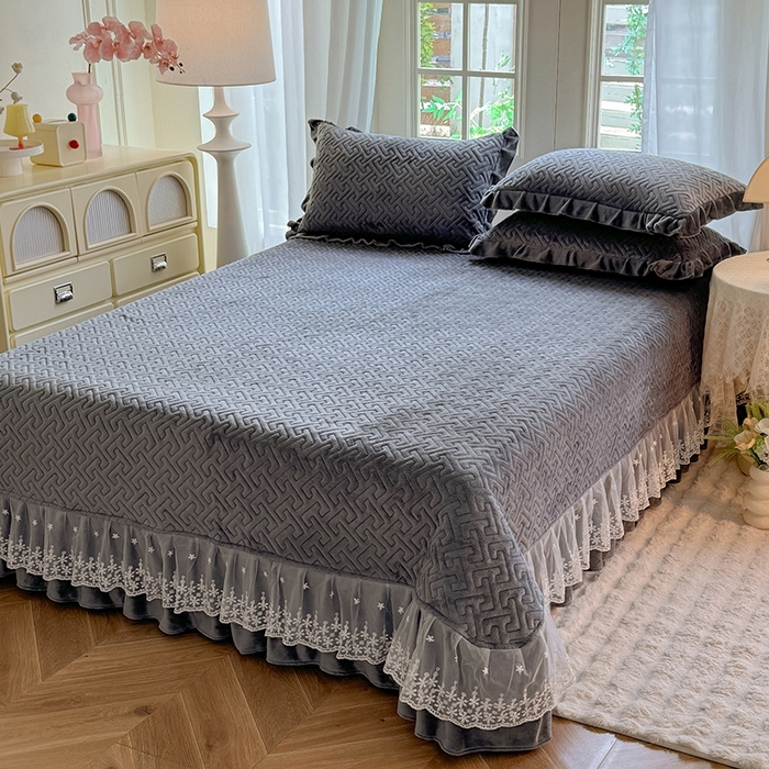 91家纺网 家纺一手货源 找家纺 优家居 2025秋冬高克重牛奶绒床盖夹棉床裙纯色蕾丝边花边刺绣法式公主风床罩夹棉床盖 冰川灰