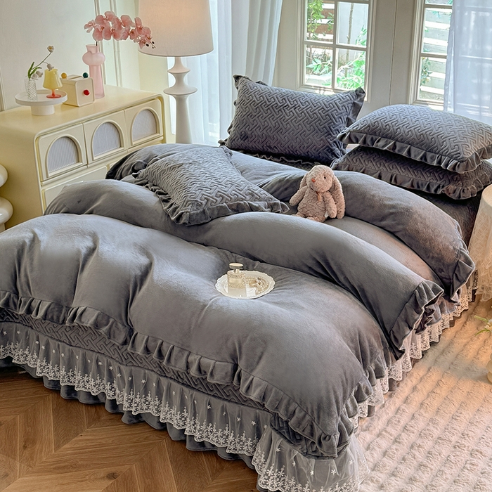 91家纺网 家纺一手货源 找家纺 优家居 2025秋冬高克重牛奶绒床盖夹棉床裙纯色蕾丝边花边刺绣法式公主风床罩夹棉床盖 冰川灰