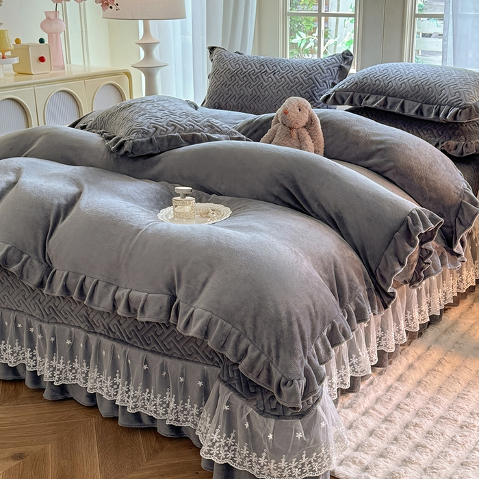 91家纺网 家纺一手货源 找家纺 优家居 2025秋冬高克重牛奶绒床盖夹棉床裙纯色蕾丝边花边刺绣法式公主风床罩夹棉床盖 冰川灰