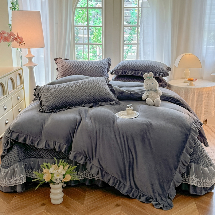 91家纺网 家纺一手货源 找家纺 优家居 2025秋冬高克重牛奶绒床盖夹棉床裙纯色蕾丝边花边刺绣法式公主风床罩夹棉床盖 冰川灰