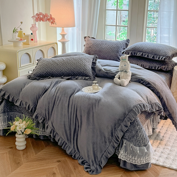 91家纺网 家纺一手货源 找家纺 优家居 2025秋冬高克重牛奶绒床盖夹棉床裙纯色蕾丝边花边刺绣法式公主风床罩夹棉床盖 冰川灰