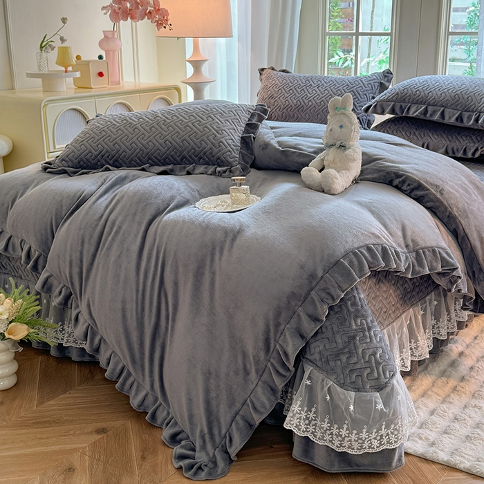 91家纺网 家纺一手货源 找家纺 优家居 2025秋冬高克重牛奶绒床盖夹棉床裙纯色蕾丝边花边刺绣法式公主风床罩夹棉床盖 冰川灰