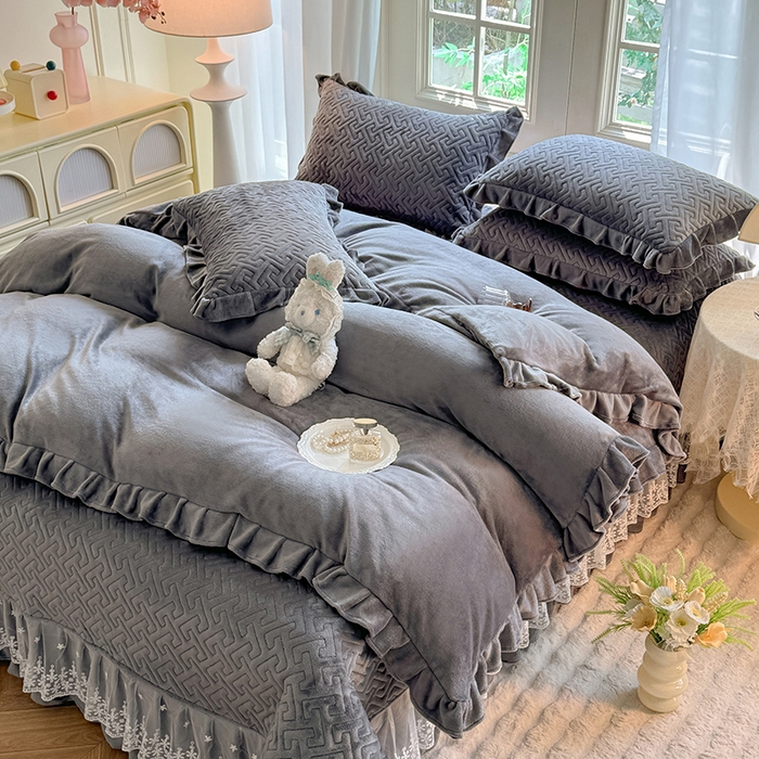 91家纺网 家纺一手货源 找家纺 优家居 2025秋冬高克重牛奶绒床盖夹棉床裙纯色蕾丝边花边刺绣法式公主风床罩夹棉床盖 冰川灰