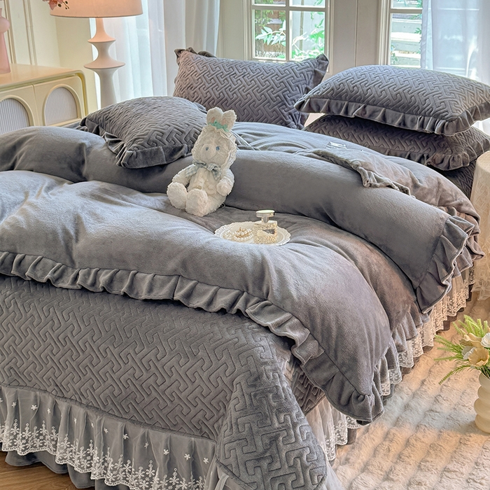 91家纺网 家纺一手货源 找家纺 优家居 2025秋冬高克重牛奶绒床盖夹棉床裙纯色蕾丝边花边刺绣法式公主风床罩夹棉床盖 冰川灰