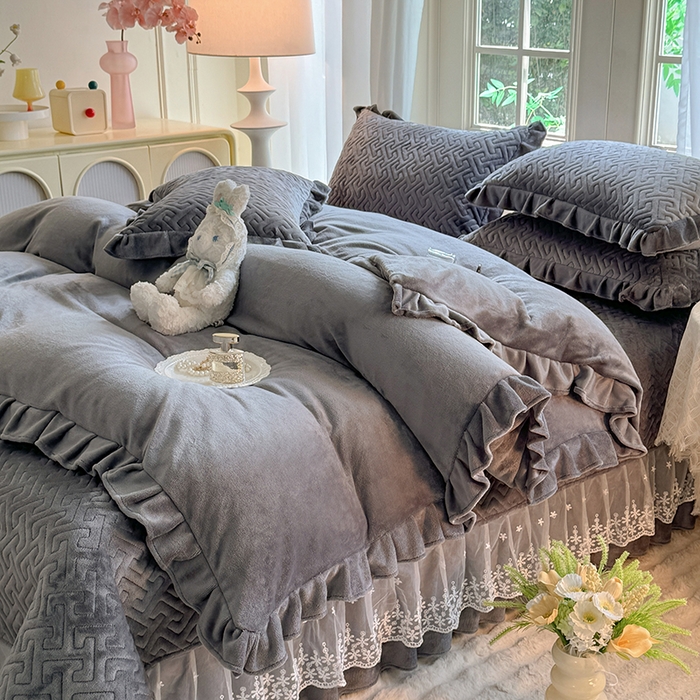 91家纺网 家纺一手货源 找家纺 优家居 2025秋冬高克重牛奶绒床盖夹棉床裙纯色蕾丝边花边刺绣法式公主风床罩夹棉床盖 冰川灰