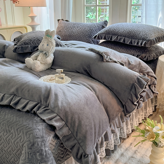 91家纺网 家纺一手货源 找家纺 优家居 2025秋冬高克重牛奶绒床盖夹棉床裙纯色蕾丝边花边刺绣法式公主风床罩夹棉床盖 冰川灰