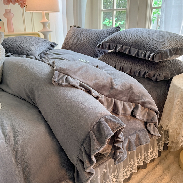 91家纺网 家纺一手货源 找家纺 优家居 2025秋冬高克重牛奶绒床盖夹棉床裙纯色蕾丝边花边刺绣法式公主风床罩夹棉床盖 冰川灰