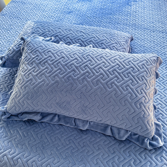 91家纺网 家纺一手货源 找家纺 优家居 2025秋冬高克重牛奶绒床盖夹棉床裙纯色蕾丝边花边刺绣法式公主风床罩夹棉床盖 繁星蓝