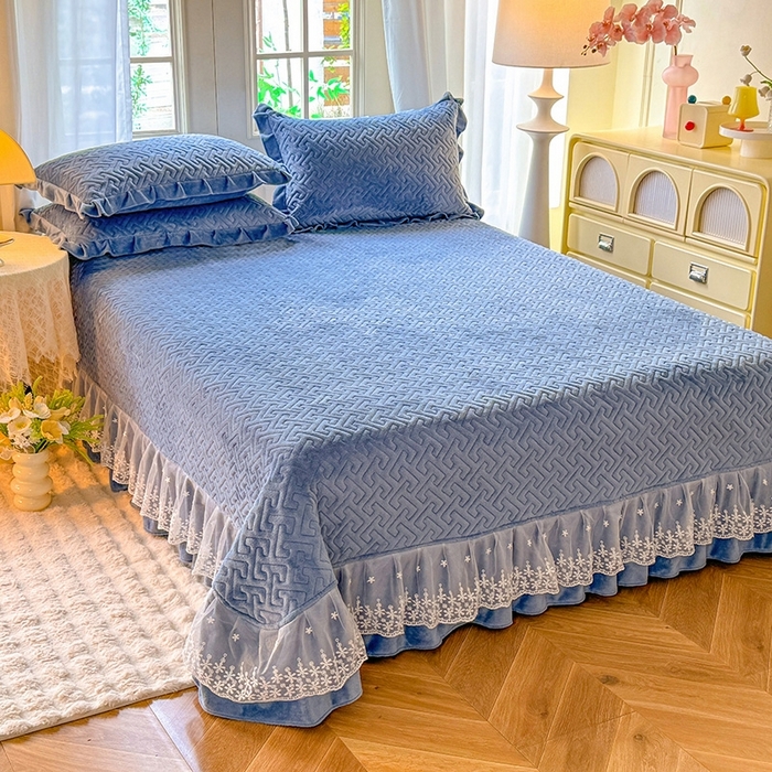 91家纺网 家纺一手货源 找家纺 优家居 2025秋冬高克重牛奶绒床盖夹棉床裙纯色蕾丝边花边刺绣法式公主风床罩夹棉床盖 繁星蓝