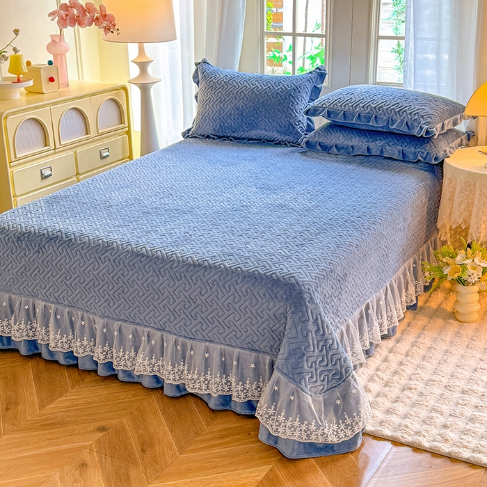 91家纺网 家纺一手货源 找家纺 优家居 2025秋冬高克重牛奶绒床盖夹棉床裙纯色蕾丝边花边刺绣法式公主风床罩夹棉床盖 繁星蓝