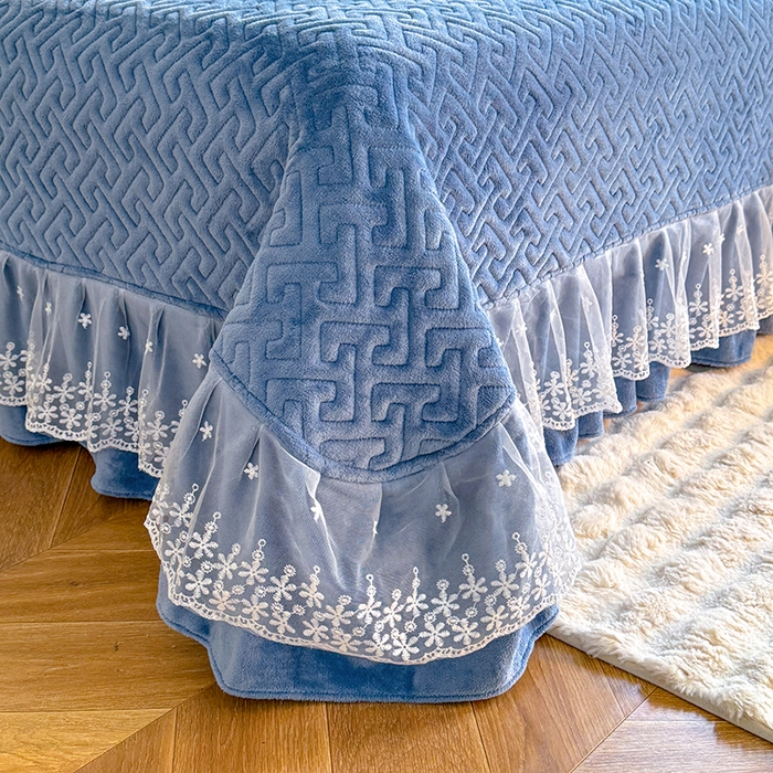 91家纺网 家纺一手货源 找家纺 优家居 2025秋冬高克重牛奶绒床盖夹棉床裙纯色蕾丝边花边刺绣法式公主风床罩夹棉床盖 繁星蓝