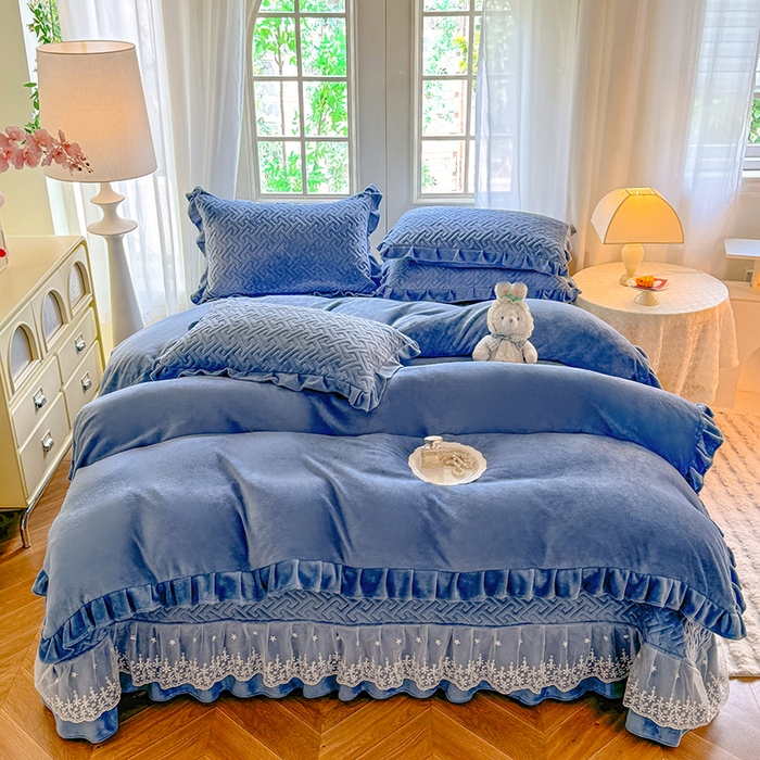 91家纺网 家纺一手货源 找家纺 优家居 2025秋冬高克重牛奶绒床盖夹棉床裙纯色蕾丝边花边刺绣法式公主风床罩夹棉床盖 繁星蓝