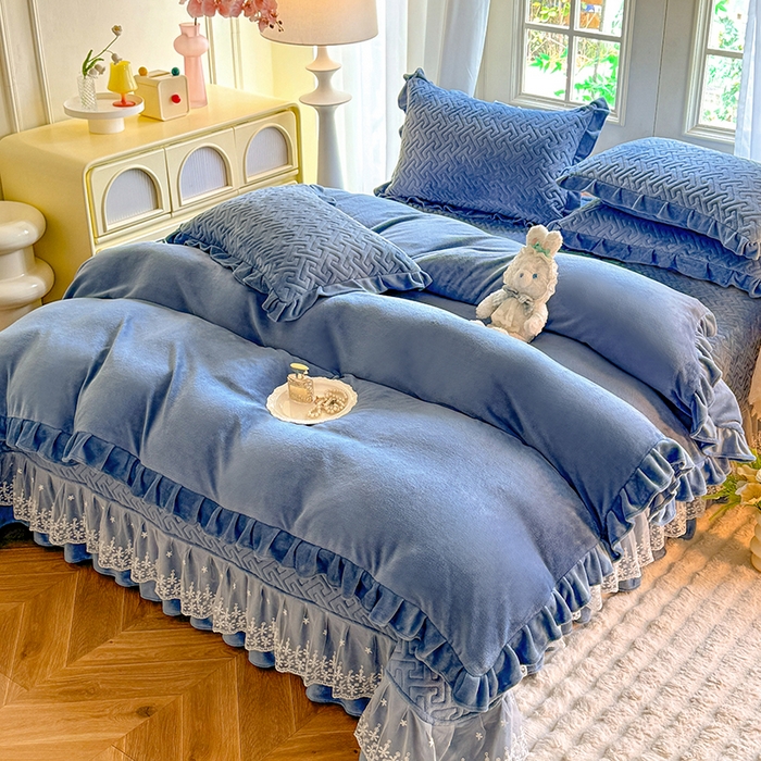 91家纺网 家纺一手货源 找家纺 优家居 2025秋冬高克重牛奶绒床盖夹棉床裙纯色蕾丝边花边刺绣法式公主风床罩夹棉床盖 繁星蓝