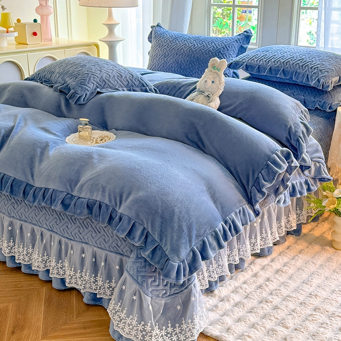 91家纺网 家纺一手货源 找家纺 优家居 2025秋冬高克重牛奶绒床盖夹棉床裙纯色蕾丝边花边刺绣法式公主风床罩夹棉床盖 繁星蓝