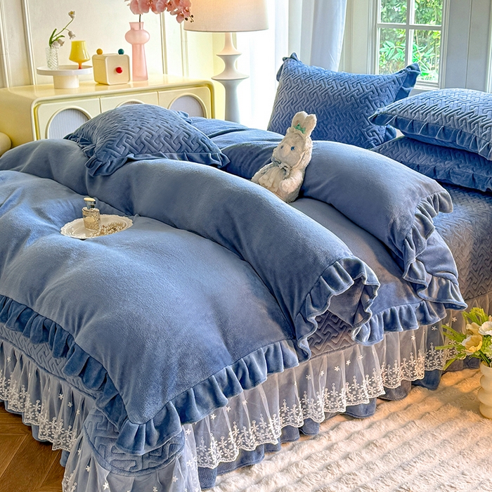 91家纺网 家纺一手货源 找家纺 优家居 2025秋冬高克重牛奶绒床盖夹棉床裙纯色蕾丝边花边刺绣法式公主风床罩夹棉床盖 繁星蓝