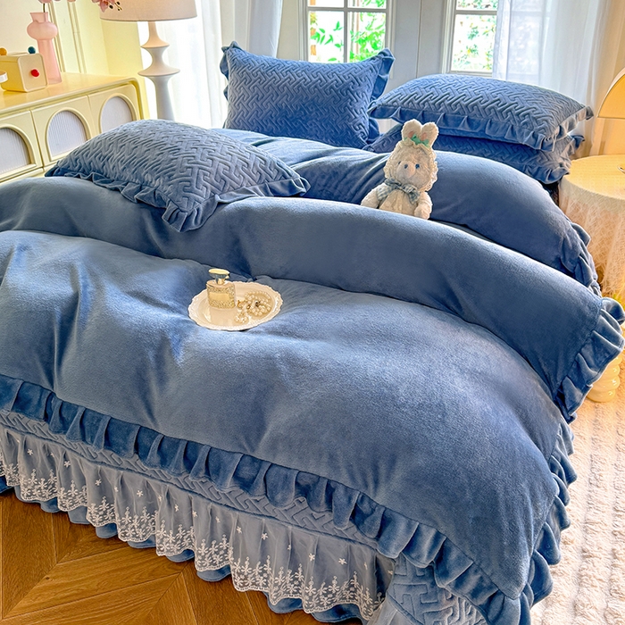 91家纺网 家纺一手货源 找家纺 优家居 2025秋冬高克重牛奶绒床盖夹棉床裙纯色蕾丝边花边刺绣法式公主风床罩夹棉床盖 繁星蓝