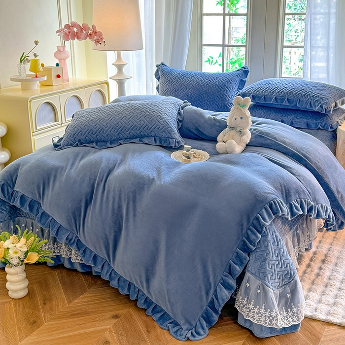 91家纺网 家纺一手货源 找家纺 优家居 2025秋冬高克重牛奶绒床盖夹棉床裙纯色蕾丝边花边刺绣法式公主风床罩夹棉床盖 繁星蓝