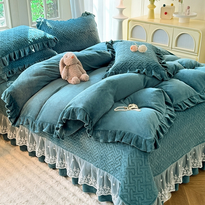 91家纺网 家纺一手货源 找家纺 优家居 2025秋冬高克重牛奶绒床盖夹棉床裙纯色蕾丝边花边刺绣法式公主风床罩夹棉床盖 灰湖绿