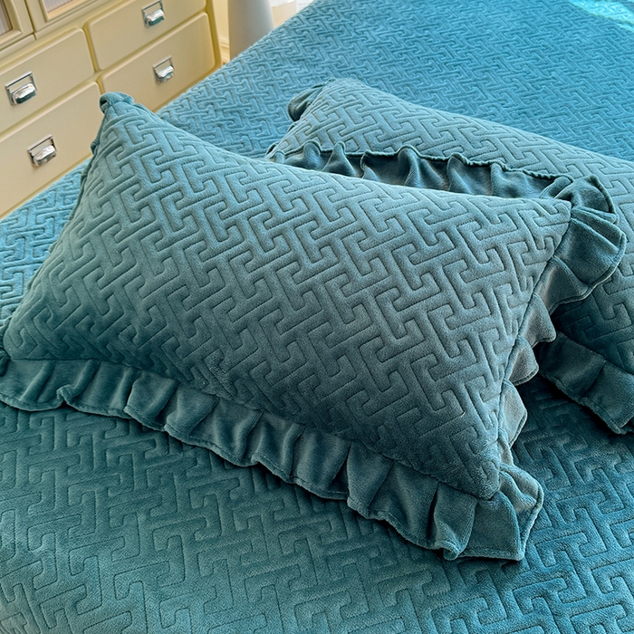 91家纺网 家纺一手货源 找家纺 优家居 2025秋冬高克重牛奶绒床盖夹棉床裙纯色蕾丝边花边刺绣法式公主风床罩夹棉床盖 灰湖绿