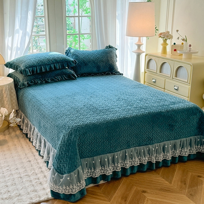 91家纺网 家纺一手货源 找家纺 优家居 2025秋冬高克重牛奶绒床盖夹棉床裙纯色蕾丝边花边刺绣法式公主风床罩夹棉床盖 灰湖绿