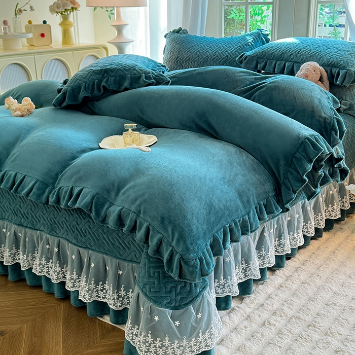91家纺网 家纺一手货源 找家纺 优家居 2025秋冬高克重牛奶绒床盖夹棉床裙纯色蕾丝边花边刺绣法式公主风床罩夹棉床盖 灰湖绿