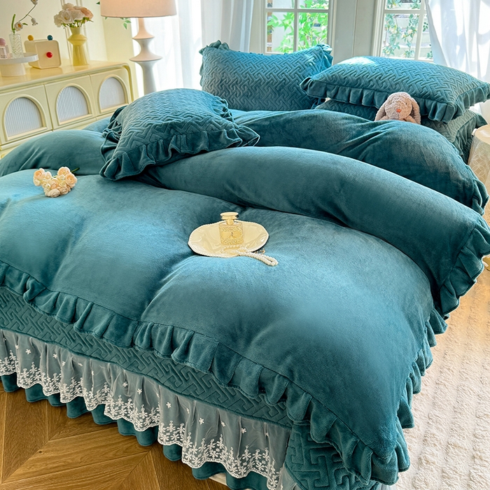 91家纺网 家纺一手货源 找家纺 优家居 2025秋冬高克重牛奶绒床盖夹棉床裙纯色蕾丝边花边刺绣法式公主风床罩夹棉床盖 灰湖绿