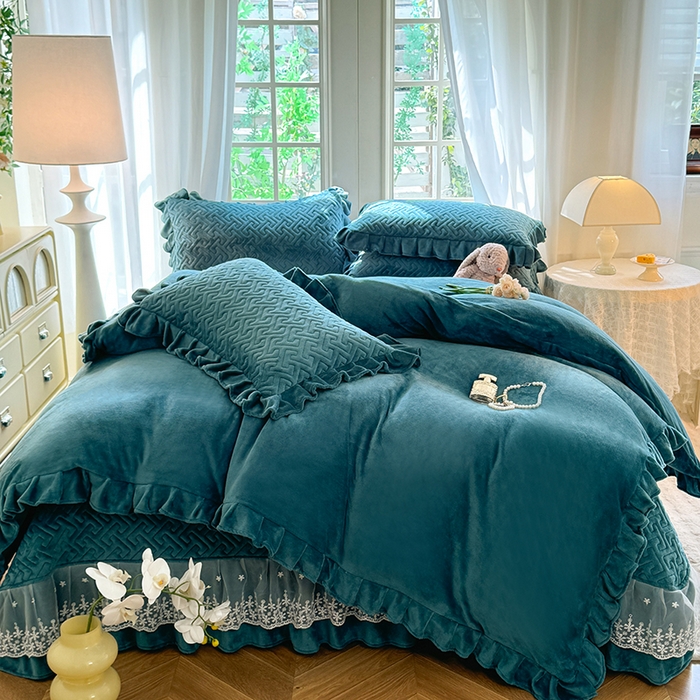 91家纺网 家纺一手货源 找家纺 优家居 2025秋冬高克重牛奶绒床盖夹棉床裙纯色蕾丝边花边刺绣法式公主风床罩夹棉床盖 灰湖绿