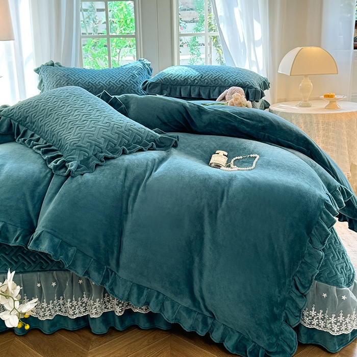 91家纺网 家纺一手货源 找家纺 优家居 2025秋冬高克重牛奶绒床盖夹棉床裙纯色蕾丝边花边刺绣法式公主风床罩夹棉床盖 灰湖绿