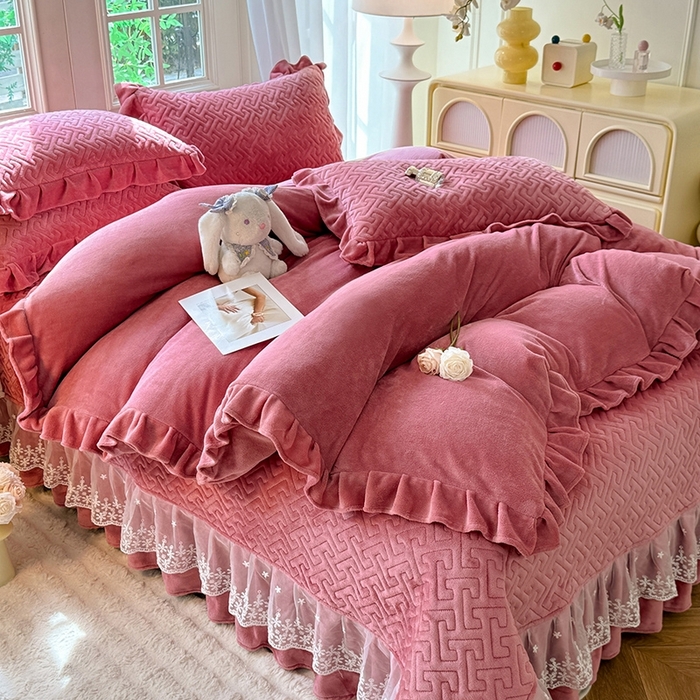 91家纺网 家纺一手货源 找家纺 优家居 2025秋冬高克重牛奶绒床盖夹棉床裙纯色蕾丝边花边刺绣法式公主风床罩夹棉床盖 浅豆沙