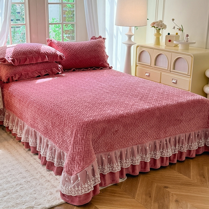 91家纺网 家纺一手货源 找家纺 优家居 2025秋冬高克重牛奶绒床盖夹棉床裙纯色蕾丝边花边刺绣法式公主风床罩夹棉床盖 浅豆沙