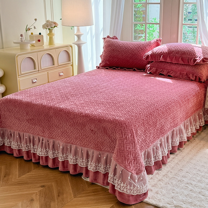 91家纺网 家纺一手货源 找家纺 优家居 2025秋冬高克重牛奶绒床盖夹棉床裙纯色蕾丝边花边刺绣法式公主风床罩夹棉床盖 浅豆沙