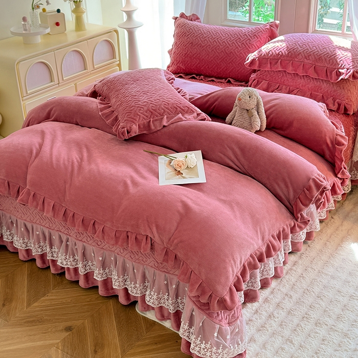 91家纺网 家纺一手货源 找家纺 优家居 2025秋冬高克重牛奶绒床盖夹棉床裙纯色蕾丝边花边刺绣法式公主风床罩夹棉床盖 浅豆沙