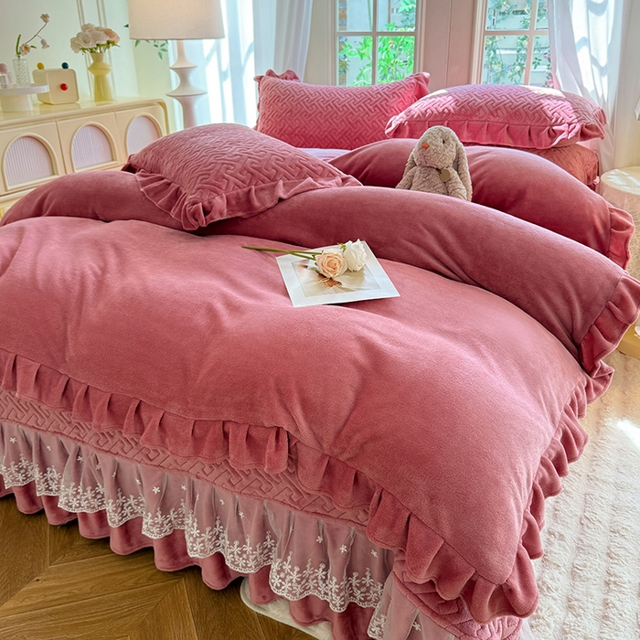 91家纺网 家纺一手货源 找家纺 优家居 2025秋冬高克重牛奶绒床盖夹棉床裙纯色蕾丝边花边刺绣法式公主风床罩夹棉床盖 浅豆沙