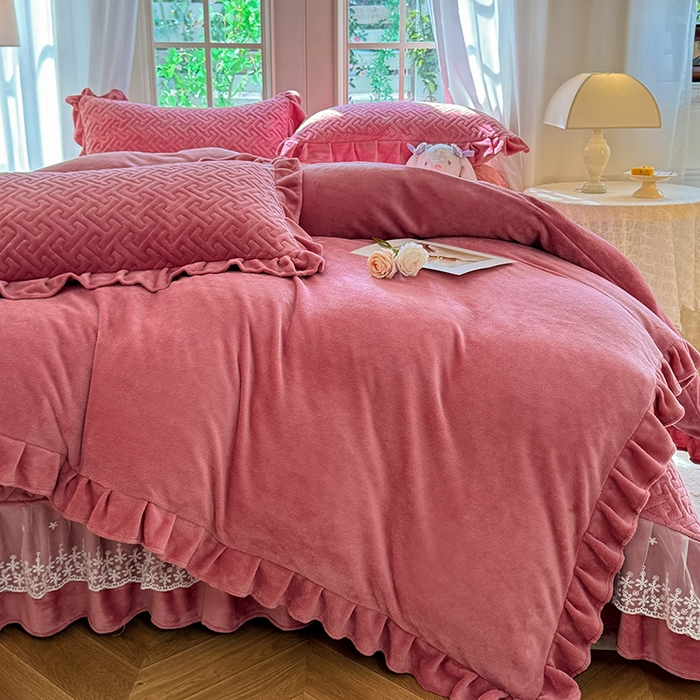 91家纺网 家纺一手货源 找家纺 优家居 2025秋冬高克重牛奶绒床盖夹棉床裙纯色蕾丝边花边刺绣法式公主风床罩夹棉床盖 浅豆沙