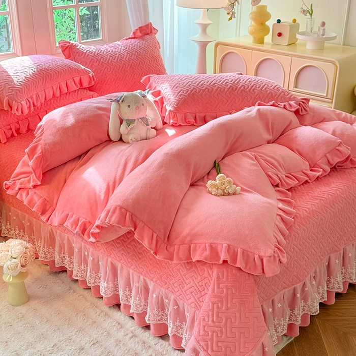 91家纺网 家纺一手货源 找家纺 优家居 2025秋冬高克重牛奶绒床盖夹棉床裙纯色蕾丝边花边刺绣法式公主风床罩夹棉床盖 甜心粉