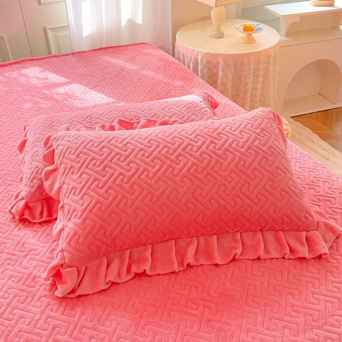 91家纺网 家纺一手货源 找家纺 优家居 2025秋冬高克重牛奶绒床盖夹棉床裙纯色蕾丝边花边刺绣法式公主风床罩夹棉床盖 甜心粉