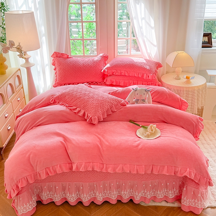 91家纺网 家纺一手货源 找家纺 优家居 2025秋冬高克重牛奶绒床盖夹棉床裙纯色蕾丝边花边刺绣法式公主风床罩夹棉床盖 甜心粉