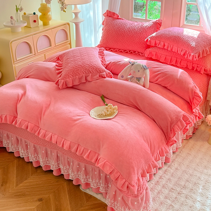 91家纺网 家纺一手货源 找家纺 优家居 2025秋冬高克重牛奶绒床盖夹棉床裙纯色蕾丝边花边刺绣法式公主风床罩夹棉床盖 甜心粉