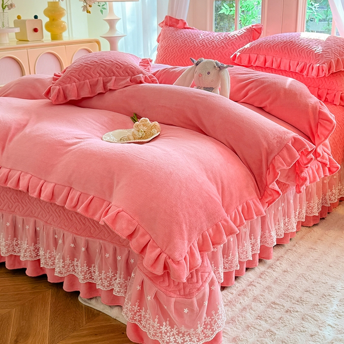 91家纺网 家纺一手货源 找家纺 优家居 2025秋冬高克重牛奶绒床盖夹棉床裙纯色蕾丝边花边刺绣法式公主风床罩夹棉床盖 甜心粉