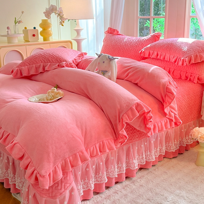 91家纺网 家纺一手货源 找家纺 优家居 2025秋冬高克重牛奶绒床盖夹棉床裙纯色蕾丝边花边刺绣法式公主风床罩夹棉床盖 甜心粉