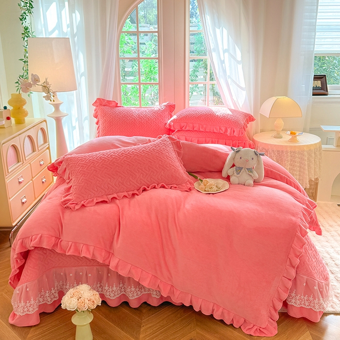 91家纺网 家纺一手货源 找家纺 优家居 2025秋冬高克重牛奶绒床盖夹棉床裙纯色蕾丝边花边刺绣法式公主风床罩夹棉床盖 甜心粉